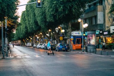 Tel Aviv İsrail 2 Kasım 2020 Kilit altında tutulma ve Coronavirus salgını sırasında İsrail 'deki nüfusu kontrol altına almak için Tel Aviv sokaklarında dolaşan kimliği belirsiz insanların görüntüsü