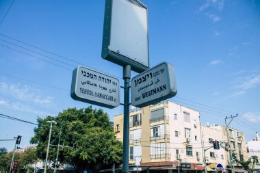 Tel Aviv İsrail 2 Kasım 2020 Tel Aviv şehir merkezindeki yol kullanıcılarına bilgi sağlamak için yol kenarına ya da üstlerine yol işaretleri dikildi.