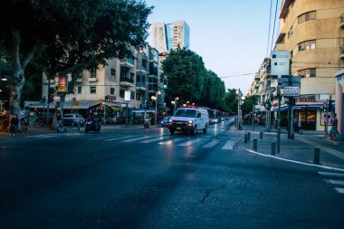 Tel Aviv İsrail 2 Kasım 2020 Kilit ve Coronavirus salgını sırasında Tel Aviv sokaklarında dolaşan bir İsrail ambulansı görülüyor.