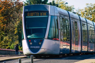 Fransa 4 Kasım 2020 'de, Fransa' nın Grand Est bölgesindeki bir şehir olan Reims toplu taşıma sisteminin bir parçası olan sokaklardan geçen yolculara yönelik modern bir elektrikli tramvayın görüntüsünü aldı.