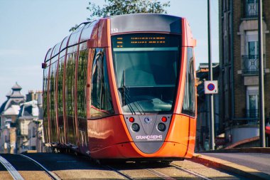 Fransa 4 Kasım 2020 'de, Fransa' nın Grand Est bölgesindeki bir şehir olan Reims toplu taşıma sisteminin bir parçası olan sokaklardan geçen yolculara yönelik modern bir elektrikli tramvayın görüntüsünü aldı.