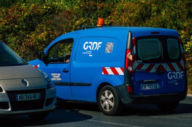 Fransa 'yı 4 Kasım 2020' de, Fransa 'yı etkileyen salgın sırasında Reims kasabasındaki şehir trafiğine bakıyor.