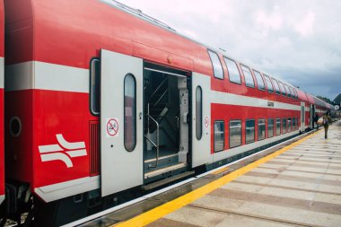 Tel Aviv İsrail 4 Kasım 2020 'de İsrail' deki Coronavirus salgını ve tecrit sırasında Tel Aviv 'deki Tel Aviv Azrieli tren istasyonunda geleneksel bir kırmızı İsrail treni görüldü.
