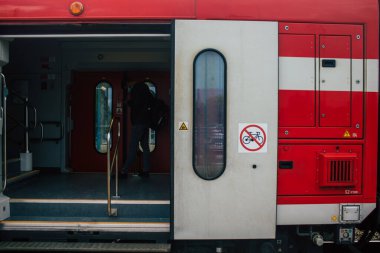 Tel Aviv İsrail 4 Kasım 2020 'de İsrail' deki Coronavirus salgını ve tecrit sırasında Tel Aviv 'deki Tel Aviv Azrieli tren istasyonunda geleneksel bir kırmızı İsrail treni görüldü.