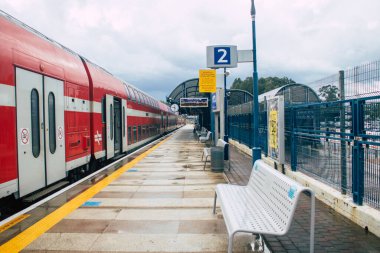 Tel Aviv İsrail 4 Kasım 2020 'de İsrail' deki Coronavirus salgını ve tecrit sırasında Tel Aviv 'deki Tel Aviv Azrieli tren istasyonunda geleneksel bir kırmızı İsrail treni görüldü.