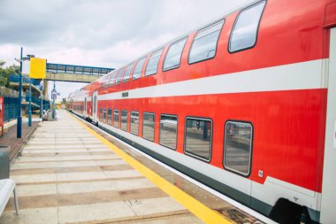 Tel Aviv İsrail 4 Kasım 2020 'de İsrail' deki Coronavirus salgını ve tecrit sırasında Tel Aviv 'deki Tel Aviv Azrieli tren istasyonunda geleneksel bir kırmızı İsrail treni görüldü.