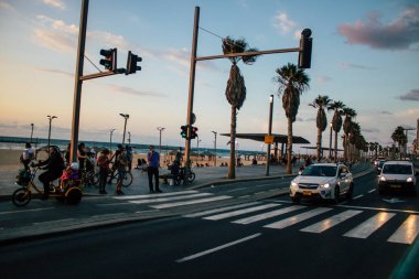 Tel Aviv İsrail 4 Kasım 2020 'de İsrail' deki Coronavirus salgını ve tecrit sırasında Tel Aviv sokaklarından geçen geleneksel bir İsrail taksisinin görüntüsü