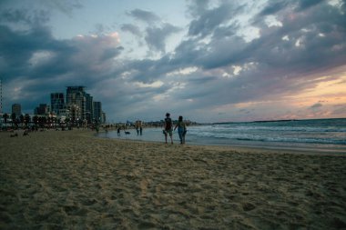 Tel Aviv İsrail 4 Kasım 2020 İsrail, İsrail 'deki koronavirüs salgınına rağmen Tel Aviv sahilinde günbatımında eğlenen kimliği belirsiz İsrail halkının görüntüsü