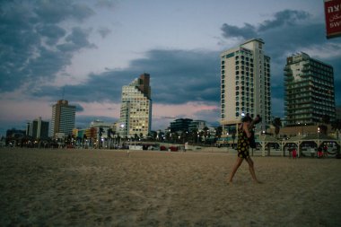 Tel Aviv İsrail 4 Kasım 2020 İsrail, İsrail 'deki koronavirüs salgınına rağmen Tel Aviv sahilinde günbatımında eğlenen kimliği belirsiz İsrail halkının görüntüsü