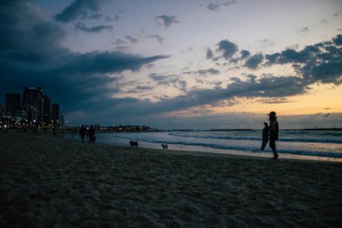 Tel Aviv İsrail 4 Kasım 2020 İsrail, İsrail 'deki koronavirüs salgınına rağmen Tel Aviv sahilinde günbatımında eğlenen kimliği belirsiz İsrail halkının görüntüsü