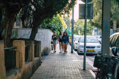 Tel Aviv İsrail 4 Kasım 2020 'de İsrail' deki Coronavirus salgını sırasında Tel Aviv sokaklarında yürüyen kimliği belirsiz İsrailli insanların görüntüsü