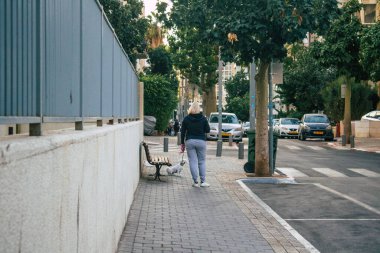 Tel Aviv İsrail 4 Kasım 2020 'de İsrail' deki Coronavirus salgını sırasında Tel Aviv sokaklarında yürüyen kimliği belirsiz İsrailli insanların görüntüsü