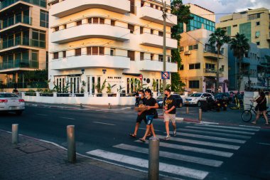 Tel Aviv İsrail 4 Kasım 2020 'de İsrail' deki Coronavirus salgını sırasında Tel Aviv sokaklarında yürüyen kimliği belirsiz İsrailli insanların görüntüsü