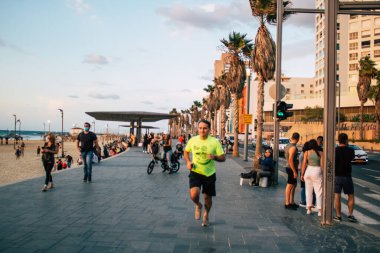 Tel Aviv İsrail 4 Kasım 2020 Herbert Samuel Promenade 'in Tel Aviv' deki tecrit ve Coronavirus salgını sırasında kimliksiz İsrail halkına bakınız.