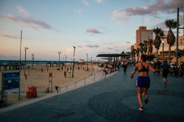 Tel Aviv İsrail 4 Kasım 2020 Herbert Samuel Promenade 'in Tel Aviv' deki tecrit ve Coronavirus salgını sırasında kimliksiz İsrail halkına bakınız.
