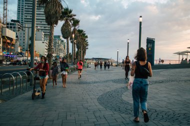 Tel Aviv İsrail 4 Kasım 2020 Herbert Samuel Promenade 'in Tel Aviv' deki tecrit ve Coronavirus salgını sırasında kimliksiz İsrail halkına bakınız.
