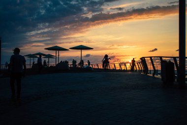 Tel Aviv İsrail 4 Kasım 2020 Herbert Samuel Promenade 'in Tel Aviv' deki tecrit ve Coronavirus salgını sırasında kimliksiz İsrail halkına bakınız.