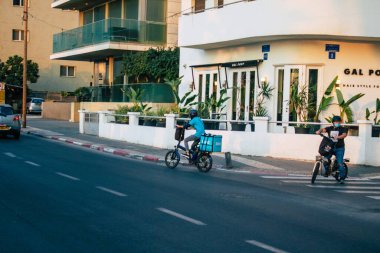 Tel Aviv İsrail 4 Kasım 2020 Tel Aviv 'in tecrit ve Coronavirus salgını sırasında İsrail nüfusunu kontrol altına almak için sokaklara dökülen kimliği belirsiz insanların görüntüsü