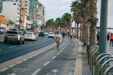 Tel Aviv İsrail 4 Kasım 2020 Tel Aviv 'in tecrit ve Coronavirus salgını sırasında İsrail nüfusunu kontrol altına almak için sokaklara dökülen kimliği belirsiz insanların görüntüsü