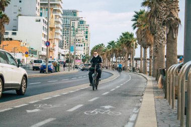 Tel Aviv İsrail 4 Kasım 2020 Tel Aviv 'in tecrit ve Coronavirus salgını sırasında İsrail nüfusunu kontrol altına almak için sokaklara dökülen kimliği belirsiz insanların görüntüsü