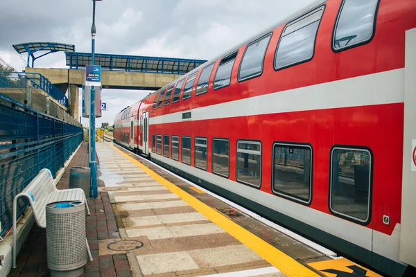 Tel Aviv İsrail 4 Kasım 2020 'de İsrail' deki Coronavirus salgını ve tecrit sırasında Tel Aviv 'deki Tel Aviv Azrieli tren istasyonunda geleneksel bir kırmızı İsrail treni görüldü.