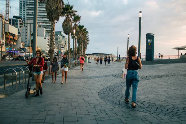 Tel Awiw Izrael Listopad 2020 Widok Niezidentyfikowanych Izraelitów Spacerujących Promenadzie — Zdjęcie stockowe