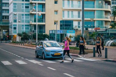 Tel Aviv İsrail 07 Kasım 2020 İsrail 'de Coronavirus salgını sırasında Tel Aviv sokaklarında yürüyen kimliği belirsiz İsrailli insanların görüntüsü