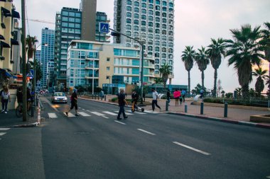 Tel Aviv İsrail 07 Kasım 2020 İsrail 'de Coronavirus salgını sırasında Tel Aviv sokaklarında yürüyen kimliği belirsiz İsrailli insanların görüntüsü