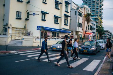 Tel Aviv İsrail 07 Kasım 2020 İsrail 'de Coronavirus salgını sırasında Tel Aviv sokaklarında yürüyen kimliği belirsiz İsrailli insanların görüntüsü