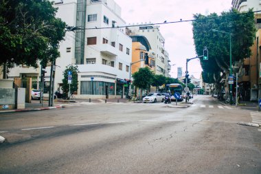 Tel Aviv İsrail 07 Kasım 2020 Kilit ve Coronavirus salgını sırasında İsrail nüfusunu kontrol altına almak için Tel Aviv sokaklarında dolaşan kimliği belirsiz insanların görüntüsü