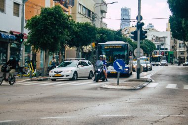 Tel Aviv İsrail 07 Kasım 2020 Kilit ve Coronavirus salgını sırasında İsrail nüfusunu kontrol altına almak için Tel Aviv sokaklarında dolaşan kimliği belirsiz insanların görüntüsü