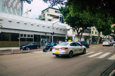 Tel Aviv İsrail 07 Kasım 2020 'de İsrail' deki Coronavirus salgını ve tecrit sırasında Tel Aviv sokaklarından geçen geleneksel bir İsrail taksisinin görüntüsü