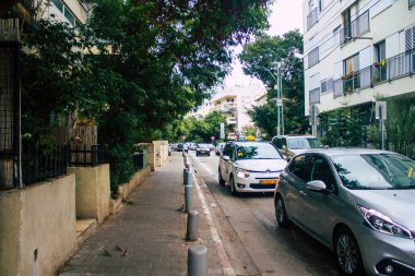 Tel Aviv İsrail 07 Kasım 2020 'de İsrail' deki Coronavirus salgını ve tecrit sırasında Tel Aviv sokaklarından geçen geleneksel bir İsrail taksisinin görüntüsü