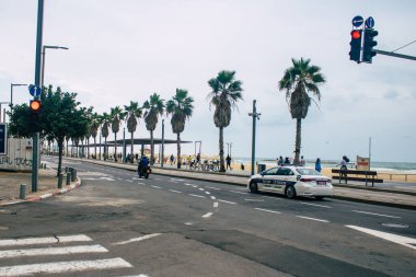 Tel Aviv İsrail 07 Kasım 2020 Coronavirus salgını sırasında Tel Aviv sokaklarından geçen geleneksel bir İsrail polis aracını İsrail 'de geniş çaplı bir alanı kapsayacak şekilde görüntüledi.