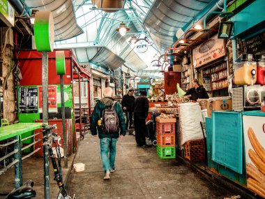 Kudüs İsrail 2 Mayıs 2019 Coronavirus salgını İsrail 'i vurmadan ve insanların hayatlarını değiştirmeden önce Kudüs' teki Mahane Yehuda pazarından alışveriş yapan kimliği belirsiz insanların görüntüsü