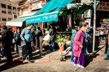 Kudüs İsrail 2 Mayıs 2019 Coronavirus salgını İsrail 'i vurmadan ve insanların hayatlarını değiştirmeden önce Kudüs' teki Mahane Yehuda pazarından alışveriş yapan kimliği belirsiz insanların görüntüsü