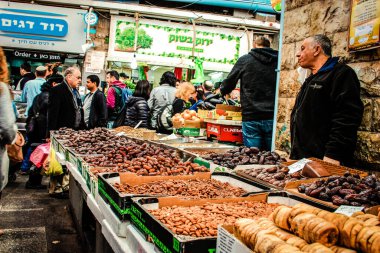 Kudüs İsrail 2 Mayıs 2019 Coronavirus salgını İsrail 'i vurmadan ve insanların hayatlarını değiştirmeden önce Kudüs' teki Mahane Yehuda pazarından alışveriş yapan kimliği belirsiz insanların görüntüsü
