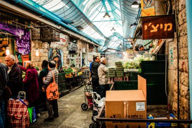 Kudüs İsrail 2 Mayıs 2019 Coronavirus salgını İsrail 'i vurmadan ve insanların hayatlarını değiştirmeden önce Kudüs' teki Mahane Yehuda pazarından alışveriş yapan kimliği belirsiz insanların görüntüsü