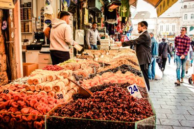 Kudüs İsrail 2 Mayıs 2019 Coronavirus salgını İsrail 'i vurmadan ve insanların hayatlarını değiştirmeden önce Kudüs' teki Mahane Yehuda pazarından alışveriş yapan kimliği belirsiz insanların görüntüsü