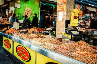 Kudüs İsrail 2 Mayıs 2019 Coronavirus salgını İsrail 'i vurmadan ve insanların hayatlarını değiştirmeden önce Kudüs' teki Mahane Yehuda pazarından alışveriş yapan kimliği belirsiz insanların görüntüsü