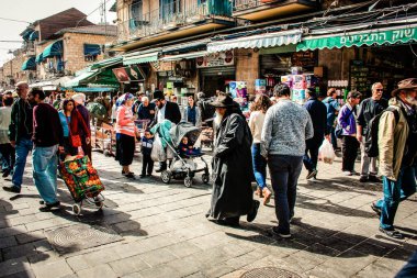 Kudüs İsrail 2 Mayıs 2019 Coronavirus salgını İsrail 'i vurmadan ve insanların hayatlarını değiştirmeden önce Kudüs' teki Mahane Yehuda pazarından alışveriş yapan kimliği belirsiz insanların görüntüsü