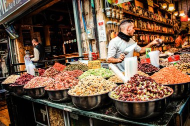 Kudüs İsrail 2 Mayıs 2019 Coronavirus salgını İsrail 'i vurmadan ve insanların hayatlarını değiştirmeden önce Kudüs' teki Mahane Yehuda pazarından alışveriş yapan kimliği belirsiz insanların görüntüsü