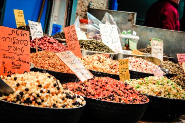 Kudüs İsrail 2 Mayıs 2019 Coronavirus salgını İsrail 'i vurmadan ve insanların hayatlarını değiştirmeden önce Kudüs' teki Mahane Yehuda pazarından alışveriş yapan kimliği belirsiz insanların görüntüsü