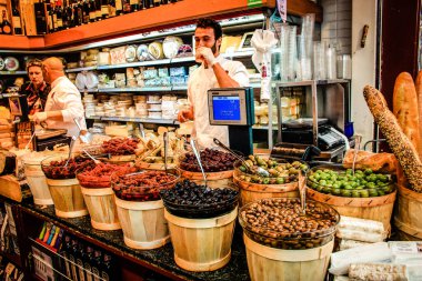 Kudüs İsrail 2 Mayıs 2019 Coronavirus salgını İsrail 'i vurmadan ve insanların hayatlarını değiştirmeden önce Kudüs' teki Mahane Yehuda pazarından alışveriş yapan kimliği belirsiz insanların görüntüsü