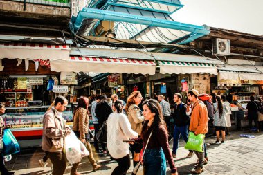 Kudüs İsrail 2 Mayıs 2019 Coronavirus salgını İsrail 'i vurmadan ve insanların hayatlarını değiştirmeden önce Kudüs' teki Mahane Yehuda pazarından alışveriş yapan kimliği belirsiz insanların görüntüsü