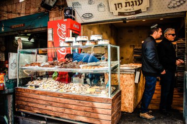 Kudüs İsrail 2 Mayıs 2019 Coronavirus salgını İsrail 'i vurmadan ve insanların hayatlarını değiştirmeden önce Kudüs' teki Mahane Yehuda pazarından alışveriş yapan kimliği belirsiz insanların görüntüsü