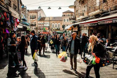 Kudüs İsrail 2 Mayıs 2019 Coronavirus salgını İsrail 'i vurmadan ve insanların hayatlarını değiştirmeden önce Kudüs' teki Mahane Yehuda pazarından alışveriş yapan kimliği belirsiz insanların görüntüsü