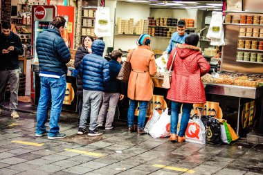Kudüs İsrail 2 Mayıs 2019 Coronavirus salgını İsrail 'i vurmadan ve insanların hayatlarını değiştirmeden önce Kudüs' teki Mahane Yehuda pazarından alışveriş yapan kimliği belirsiz insanların görüntüsü
