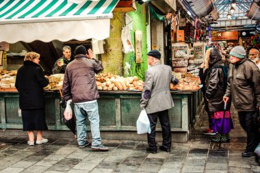 Kudüs İsrail 2 Mayıs 2019 Coronavirus salgını İsrail 'i vurmadan ve insanların hayatlarını değiştirmeden önce Kudüs' teki Mahane Yehuda pazarından alışveriş yapan kimliği belirsiz insanların görüntüsü