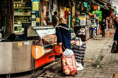 Kudüs İsrail 2 Mayıs 2019 Coronavirus salgını İsrail 'i vurmadan ve insanların hayatlarını değiştirmeden önce Kudüs' teki Mahane Yehuda pazarından alışveriş yapan kimliği belirsiz insanların görüntüsü